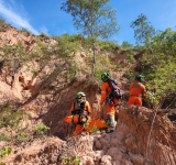 Montañistas cooperan en traslado de herramientas en la sísmica 2D del área Vitiacua