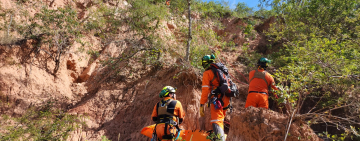 Montañistas cooperan en traslado de herramientas en la sísmica 2D del área Vitiacua