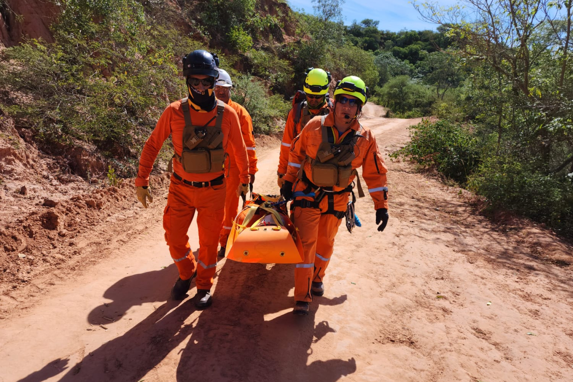 Montañistas cooperan en traslado de herramientas en la sísmica 2D del área Vitiacua