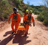 Montañistas cooperan en traslado de herramientas en la sísmica 2D del área Vitiacua