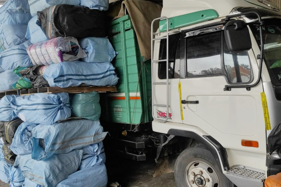 Aduana-Tarija detecta 24 toneladas de ropa usada camuflada en ladrillos y cajas de madera