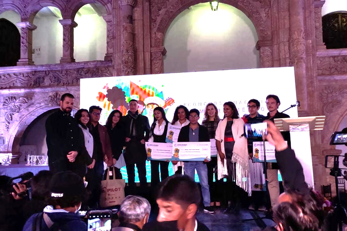 Orureño Ramiro Araoz entre los ganadores del II concurso literario sobre el racismo organizado por el Banco Mundial en Bolivia 