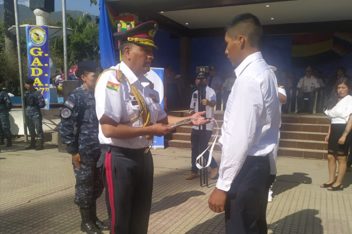 Entregan libretas de Servicio Militar a personas con discapacidad en Caranavi