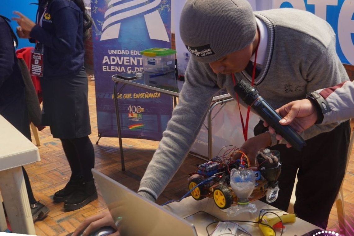 Inician torneos departamentales del concurso de robótica First Global Bolivia en Oruro