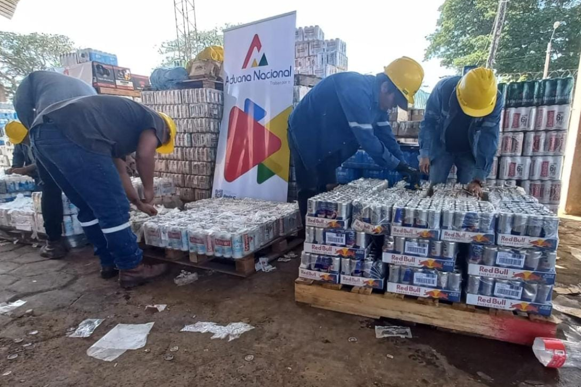 Aduana destruye 64 toneladas de bebidas ilegales valoradas en Bs 580.000