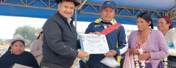 Gobernador de Cochabamba entrega 24 personalidades jurídicas a central regional y sindicatos agrarios de Tiraque 