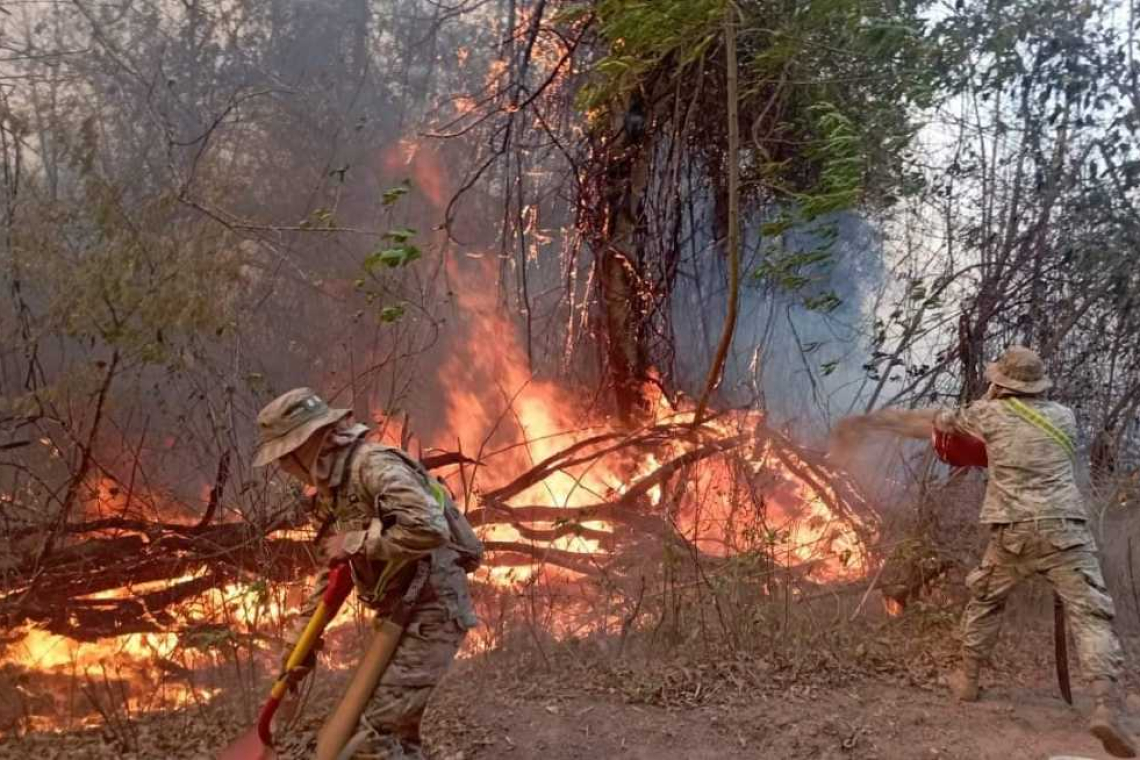 Bomberos forestales combaten incendios causada por los chaqueos en Cochabamba