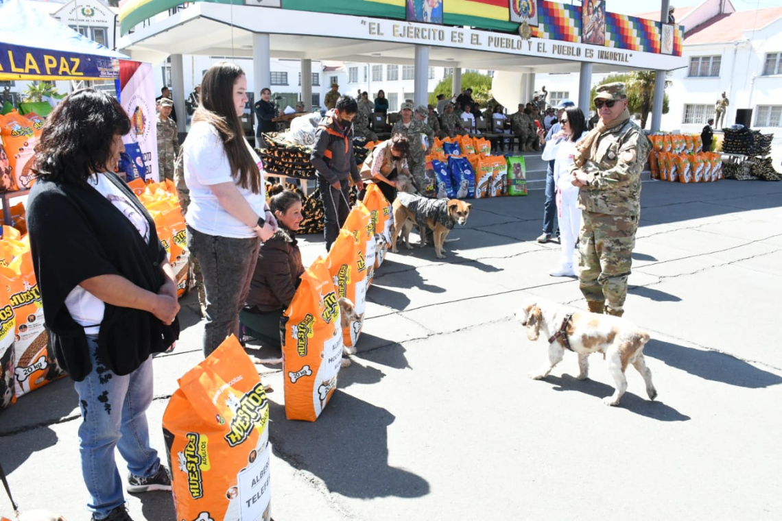 El Ejército entrega 17.000 kilos de alimentos para canes 