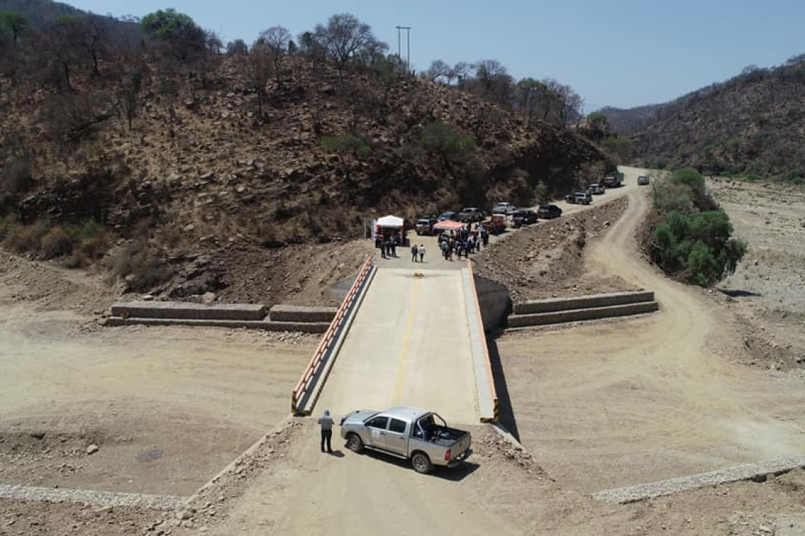 Gobernador de Chuquisaca entrega puente vehicular en Piruamayu