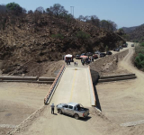 Gobernador de Chuquisaca entrega puente vehicular en Piruamayu