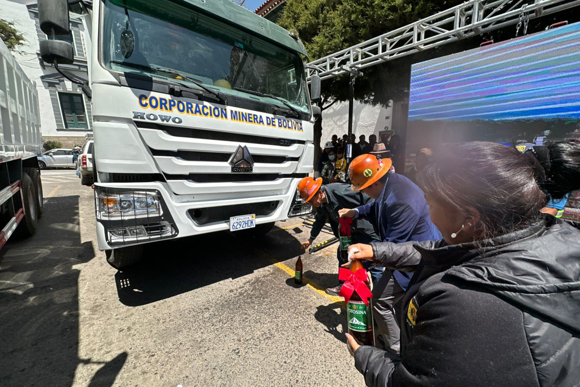 Minería entrega volquetas y maquinaria para la conservación del Cerro Rico