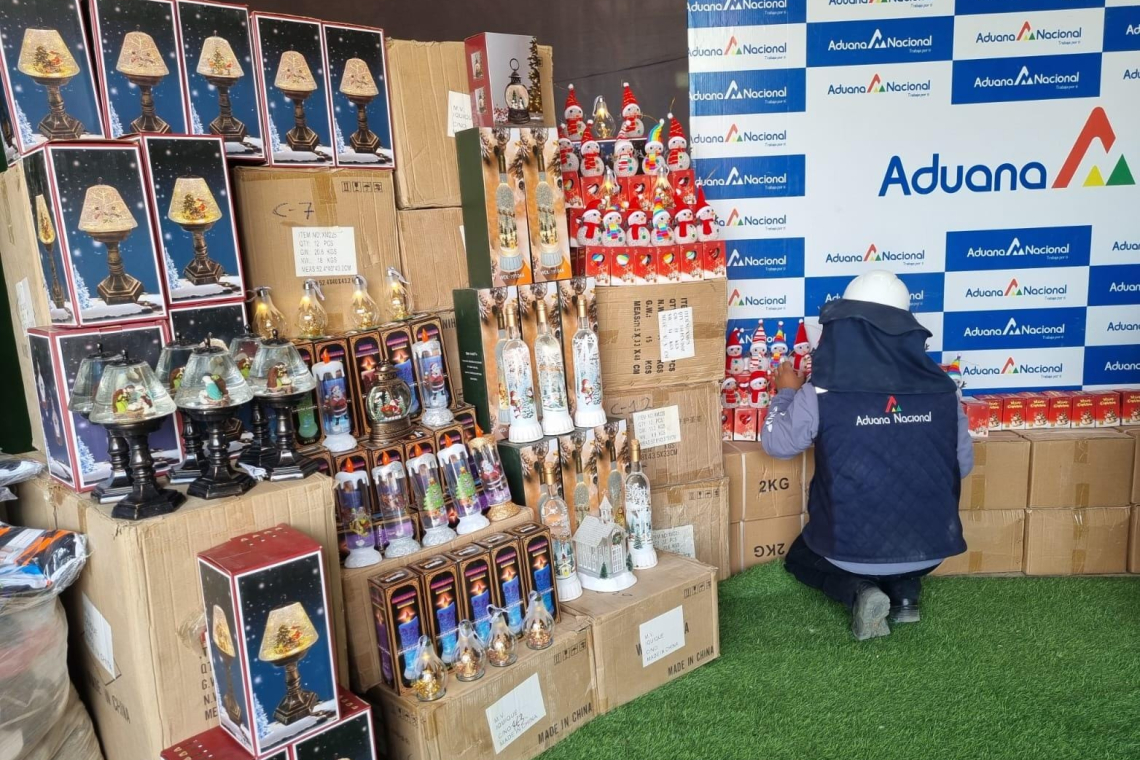 Aduana subastará 21 toneladas de prendas, laptops, cámaras y adornos navideños comisados en Oruro 