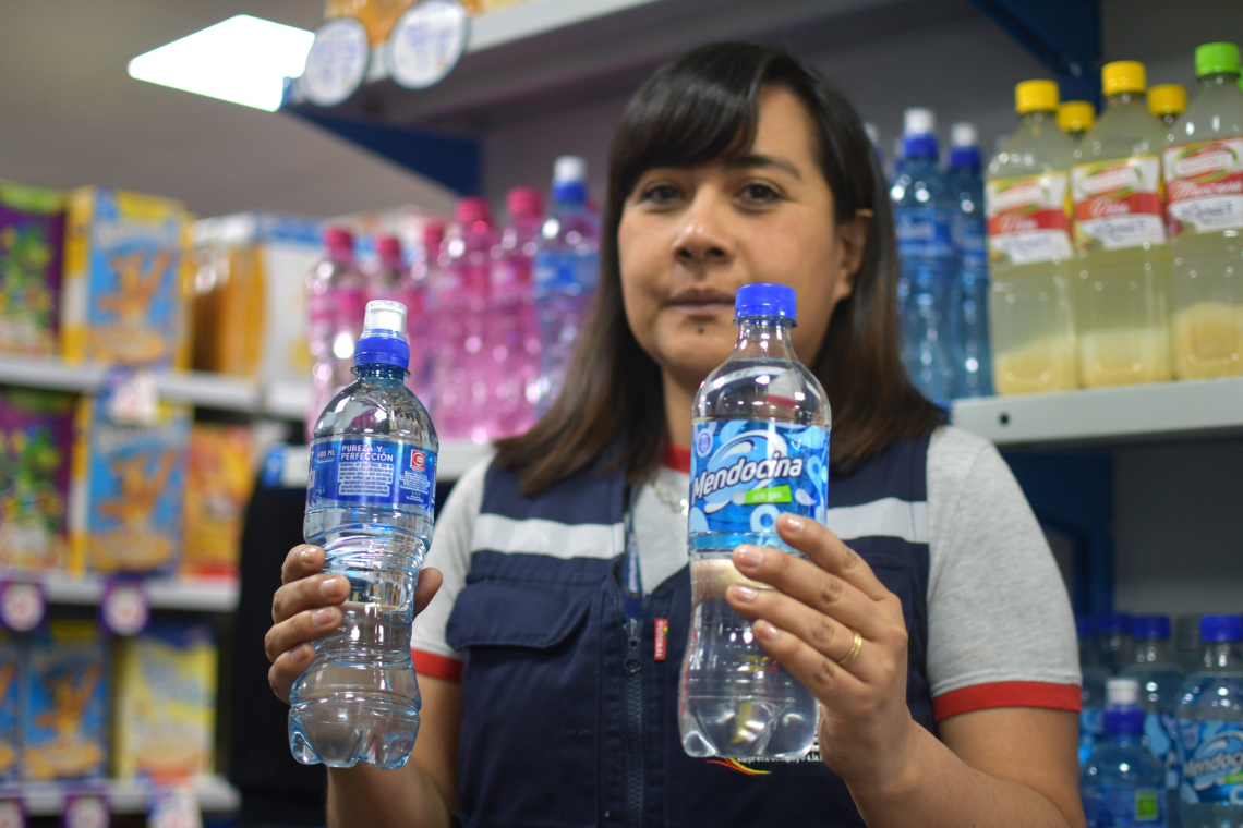 Defensa del Consumidor verifica 30 envasadoras de agua en El Alto y advierte procesos si se elevan precios