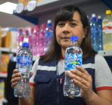 Defensa del Consumidor verifica 30 envasadoras de agua en El Alto y advierte procesos si se elevan precios