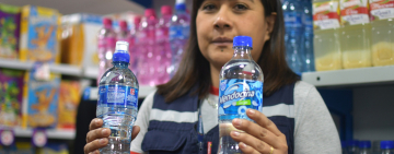 Defensa del Consumidor verifica 30 envasadoras de agua en El Alto y advierte procesos si se elevan precios