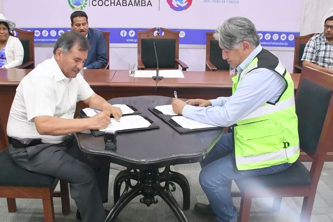 Gobernación de Cochabamba y la ABC firman convenio para construcción de doble vía Confital-Bombeo