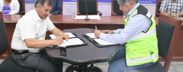 Gobernación de Cochabamba y la ABC firman convenio para construcción de doble vía Confital-Bombeo