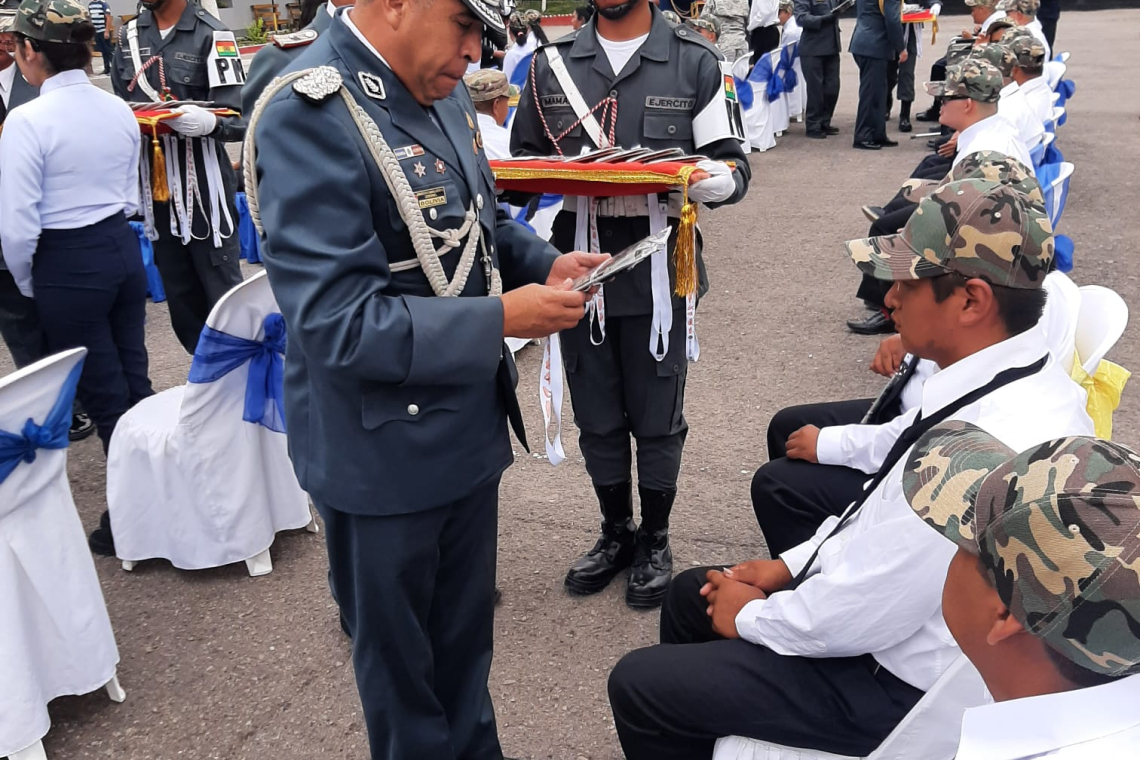 Defensa entrega 161 Libretas de Servicio Militar a personas con discapacidad en Cochabamba