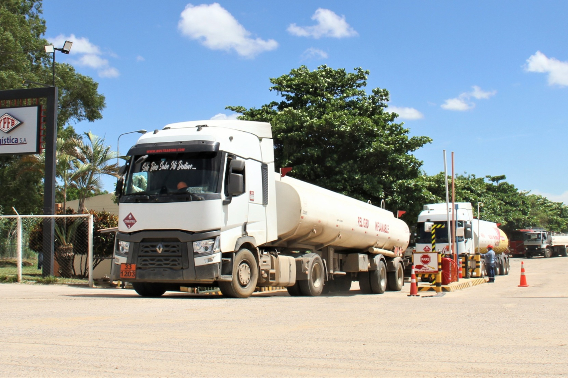 YPFB garantiza abastecimiento normal de combustibles y afirma que cumple pago a proveedores