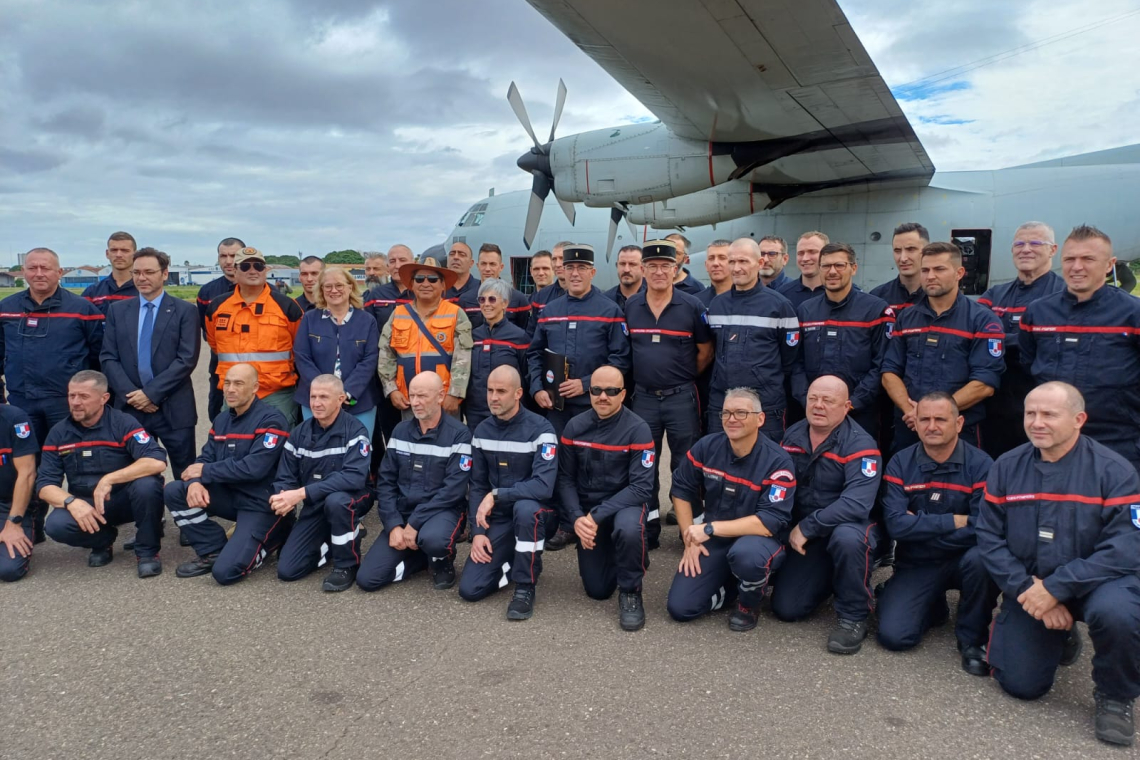 Cuarenta bomberos franceses llega al país y se desplazada a la Chiquitanía