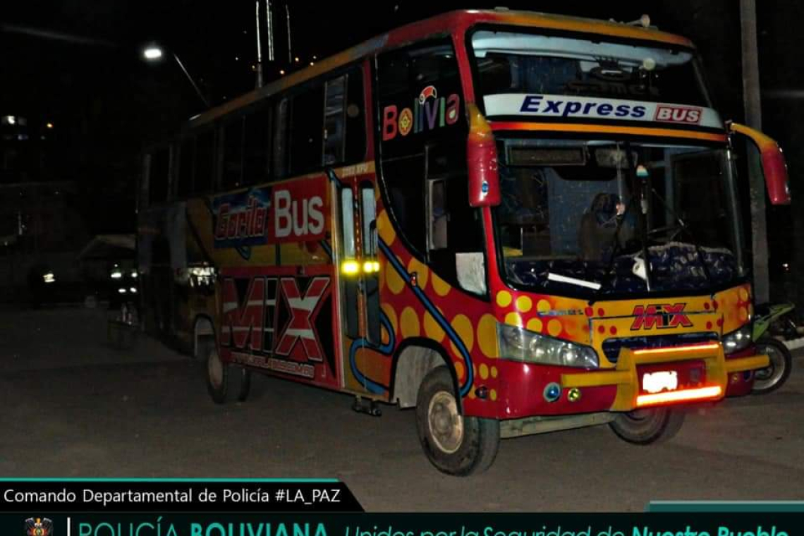 Policía arresta a 22 personas dentro de un bus “chelero” en La Paz