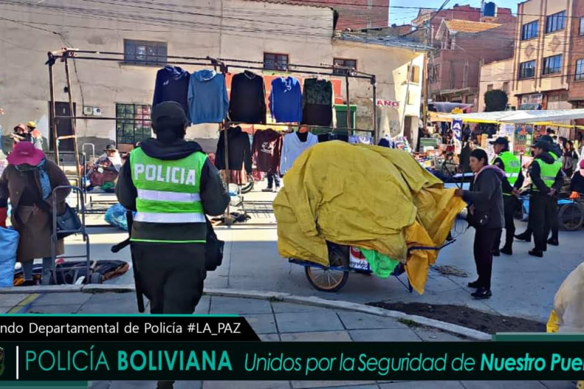 Policías previenen delitos y garantizan seguridad en los mercados