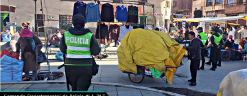 Policías previenen delitos y garantizan seguridad en los mercados