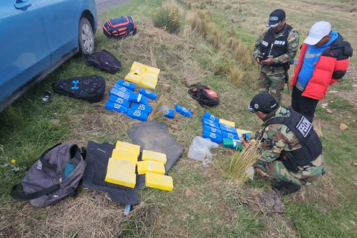 Interceptan dos vehículos con 58,5 kilos de cocaína en la ruta La Paz - Desaguadero 