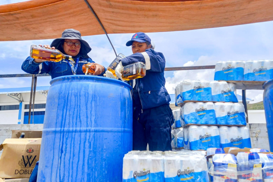 Aduana inutiliza 20 toneladas de bebidas para reutilizar en abono ecológico