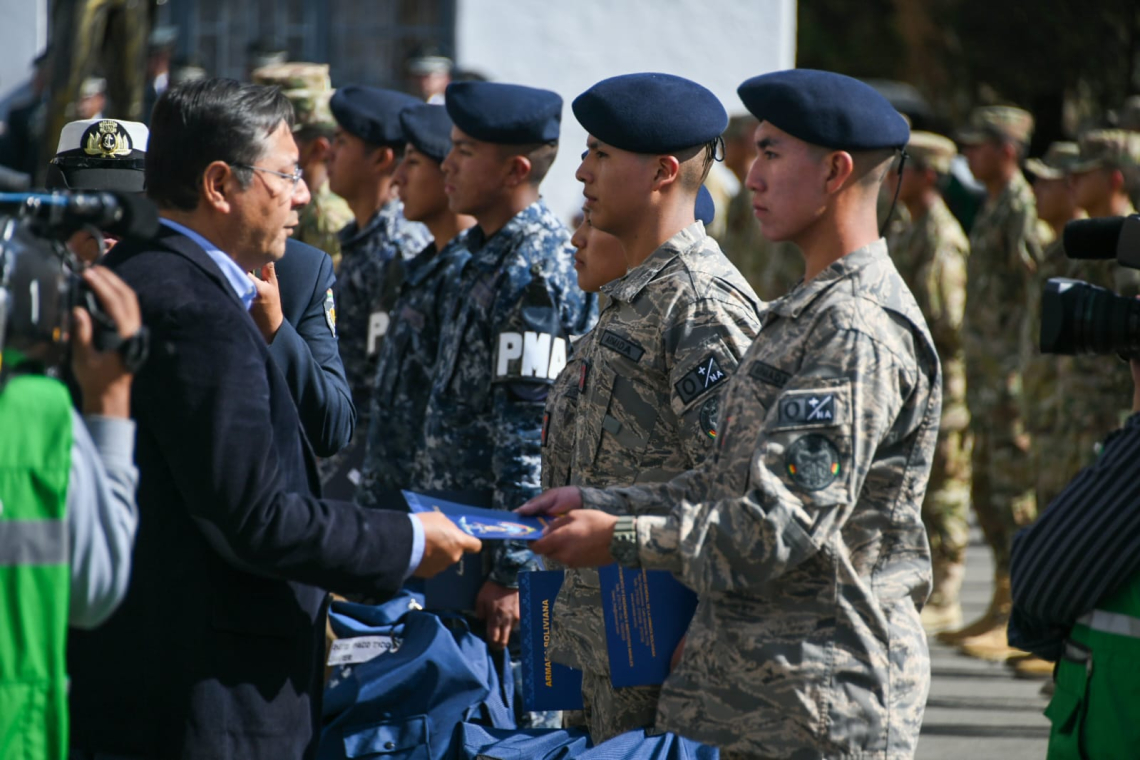 Gobierno entrega 77 becas de formación militar a conscriptos destacados