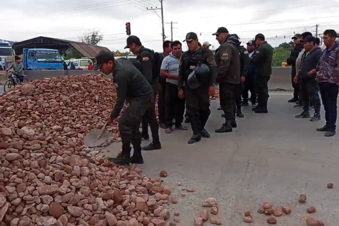 Policía logra habilitar vía en un punto de bloqueo entre Vinto y Sipe Sipe