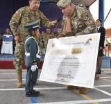 Ejército entrega beca de estudios al niño poeta Jhamil Chocllo