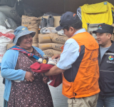 Gobierno entrega ayuda humanitaria en el municipio de Mecapaca 