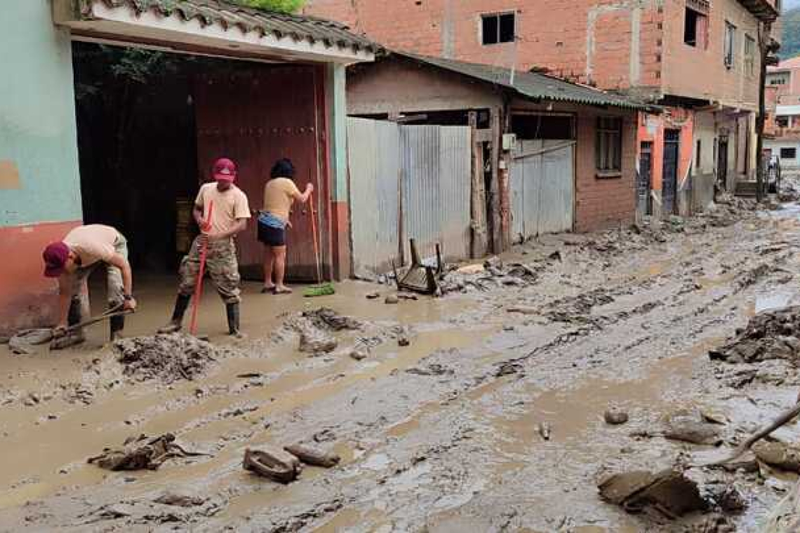 Militares evacúan a familias afectadas por inundaciones y mazamorras en Pando, Cochabamba y La Paz