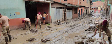 Militares evacúan a familias afectadas por inundaciones y mazamorras en Pando, Cochabamba y La Paz