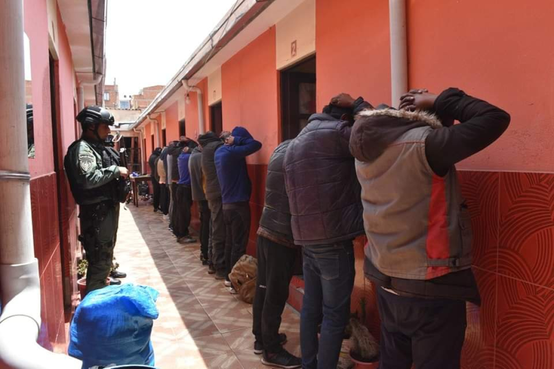 Policía interviene un alojamiento y arresta a 19 personas en El Alto