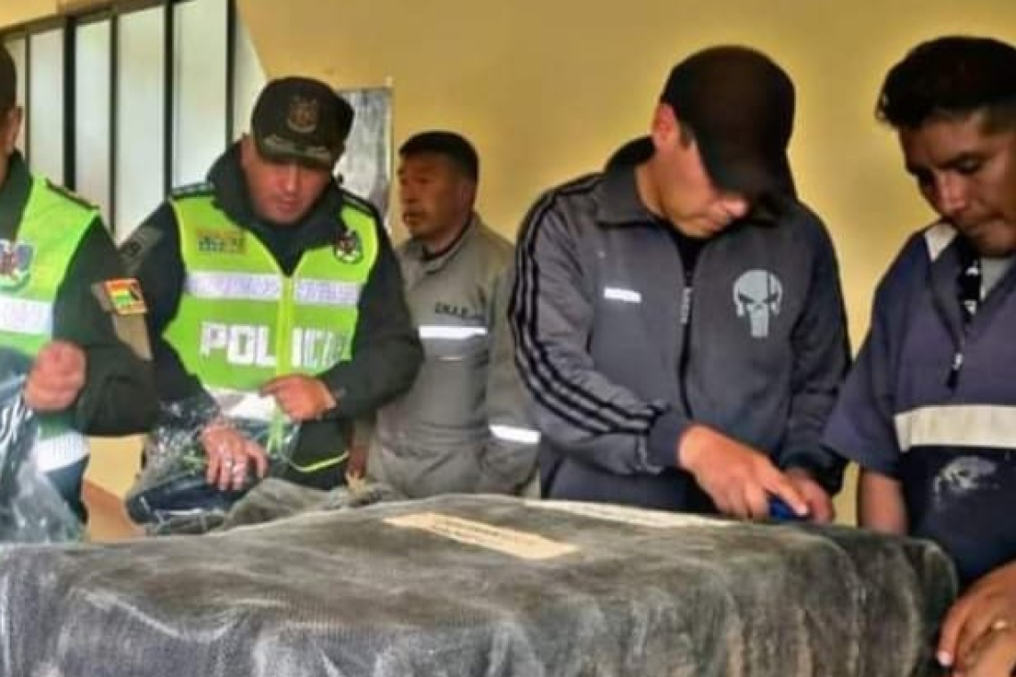 Policía entrega vestuario a servidores en Zona Sur de La Paz