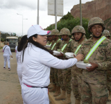 Voluntarias del Ejército reparten almuerzo a tropa que trabaja en zonas de riesgo