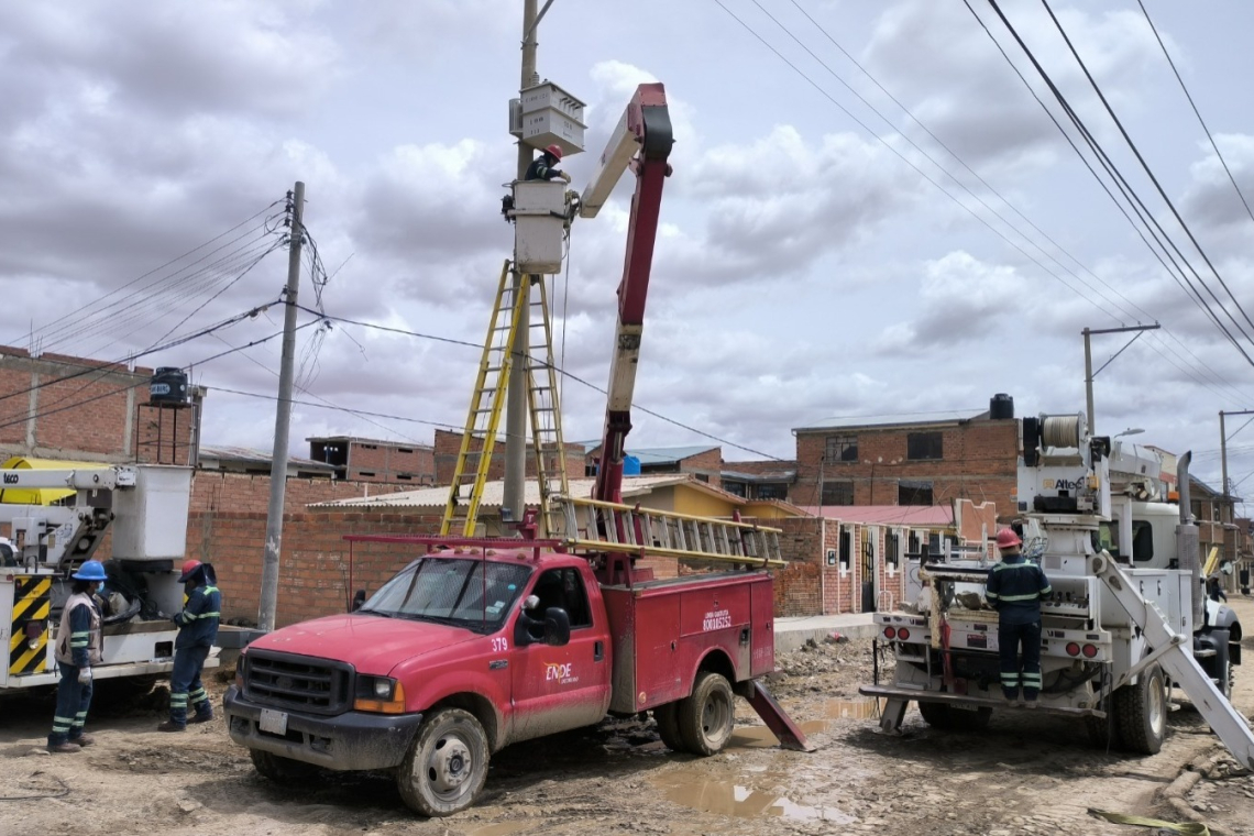 ENDE realiza trabajos de mantenimiento de redes de distribución eléctrica en Oruro, La Paz y Beni