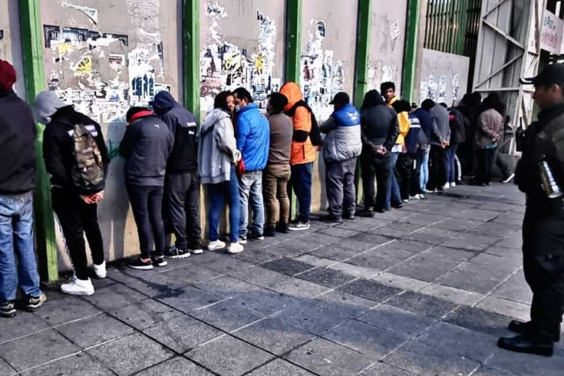 Arrestan a 40 personas por portar armas punzocortantes, drogas e infringir la Ley 259 en el centro paceño