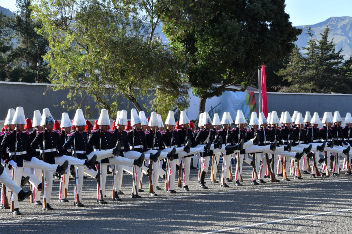 Arce recomienda a cadetes prepararse para nuevos desafíos y formarse como lideres