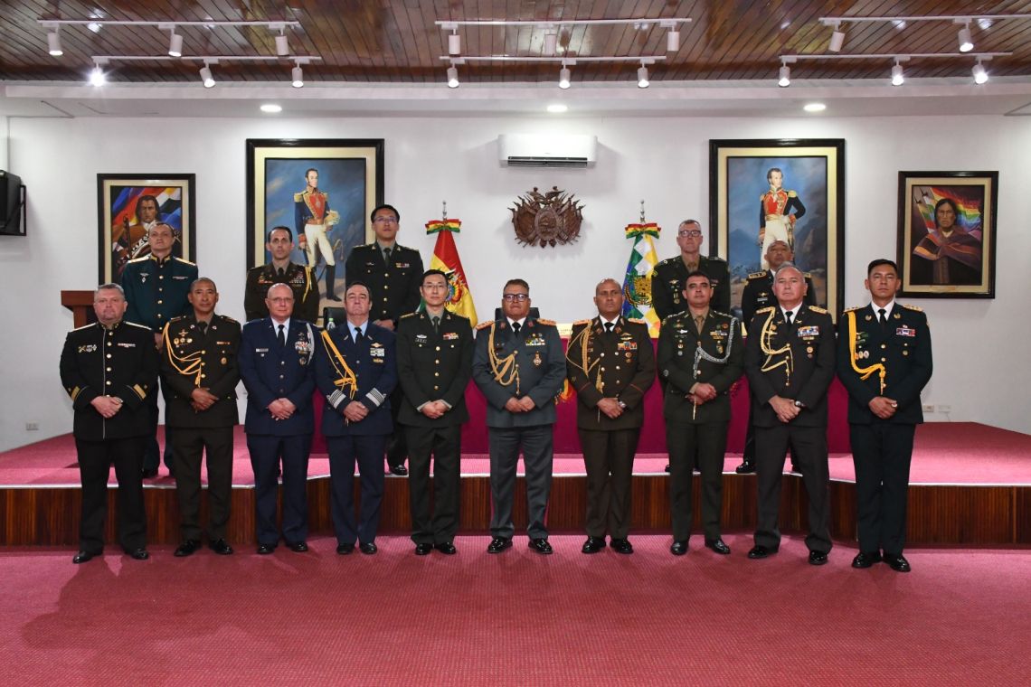El Ejército Boliviano recibe a agregados de Defensa y Militares de países amigos