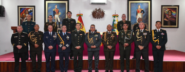 El Ejército Boliviano recibe a agregados de Defensa y Militares de países amigos