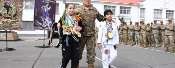 Ejercito condecora y entrega becas de estudio a niños atletas de oro