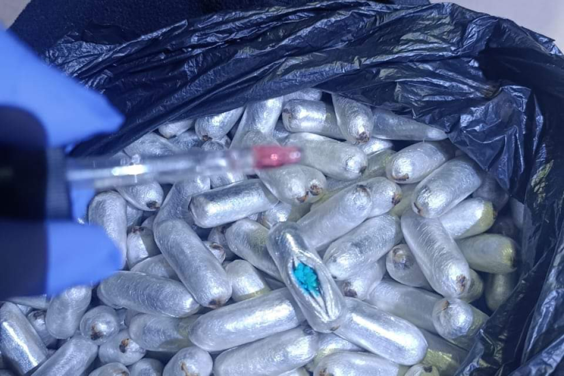 Policía antidroga halla 173 capsulas de cocaína en una mochila