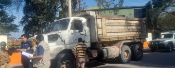 Interceptan camión que cargaba continuamente combustible en Yacuiba