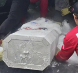 Mantuvo a su abuelo congelado en un bloque de hielo más de 30 años como parte de un experimento de criopreservación