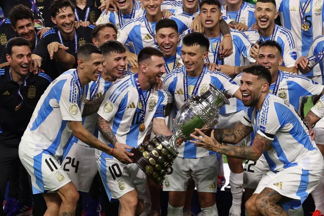 La intimidad de los festejos de Argentina campeón: la sugestiva frase de De Paul, el baile de Garnacho y la broma de Otamendi a Messi