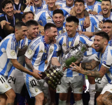La intimidad de los festejos de Argentina campeón: la sugestiva frase de De Paul, el baile de Garnacho y la broma de Otamendi a Messi