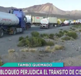 Bloqueo en Tambo Quemado perjudica paso de cisternas hacia Arica para cargar combustible 